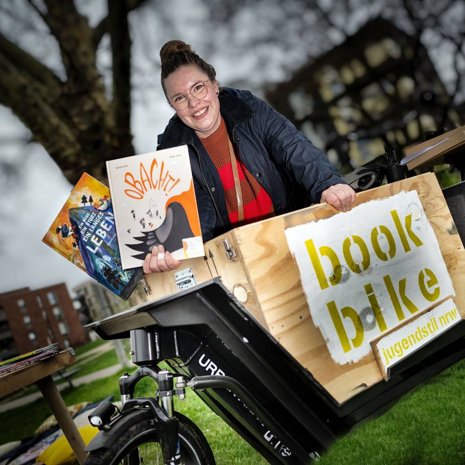 Auf Monheimer Spielplätzen: Kinder freuen sich über das Bookbike