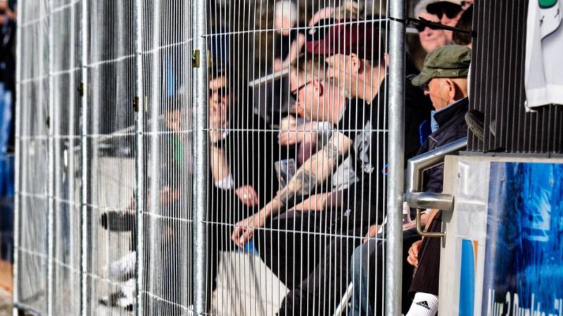 Sportfreunde Baumberg: Warum die Fans am Kielsgraben durch Bauzäune gucken
