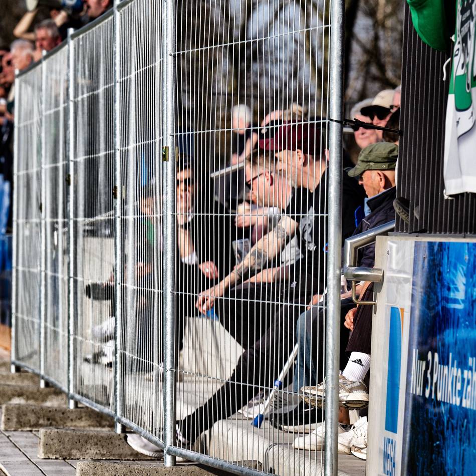 Sportfreunde Baumberg: Warum die Fans am Kielsgraben durch Bauzäune gucken