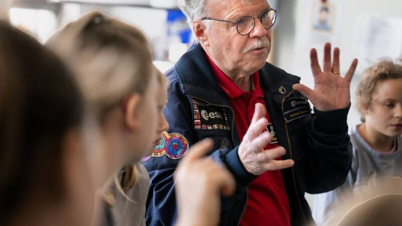 Grundschule in Monheim: Ex-Astronaut erklärt Kindern, warum der Mars rostet