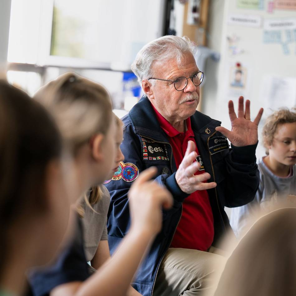 Grundschule in Monheim: Ex-Astronaut erklärt Kindern, warum der Mars rostet