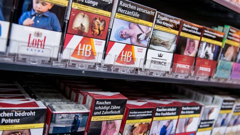 Polizei sucht Zeugen: Unbekannte brechen in Tabakladen ein