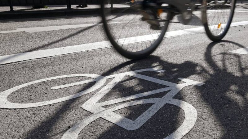 Polizei in Mönchengladbach: 82-jähriger Pedelecfahrer stößt mit Auto zusammen