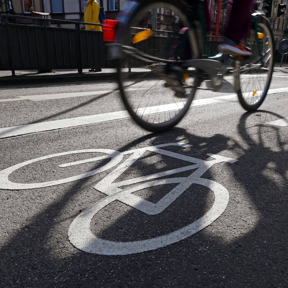 Polizei in Mönchengladbach: 82-jähriger Pedelecfahrer stößt mit Auto zusammen