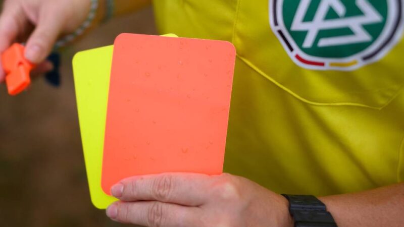 Nach Spielabbruch in Moers: Kreis-Sportgericht greift durch – Fußballer bis 2027 gesperrt