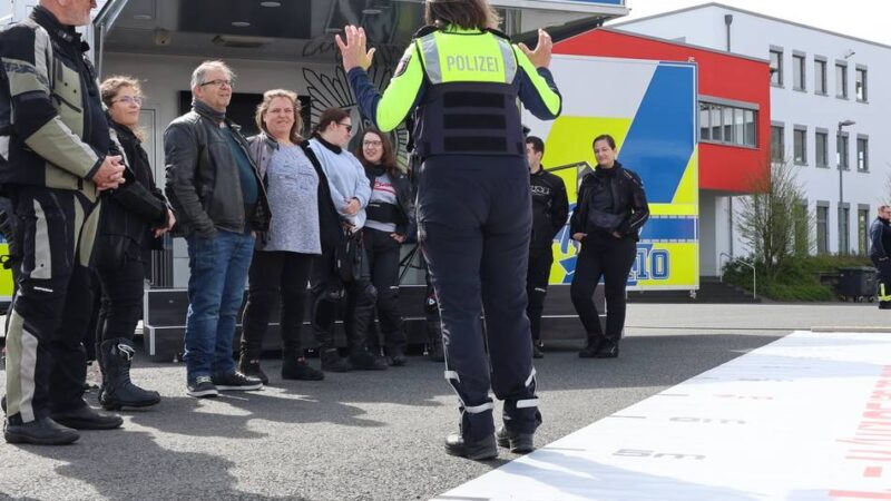 Verkehrssicherheit in Jüchen: Aktionstag konfrontiert Biker mit den Folgen schwerer Unfälle