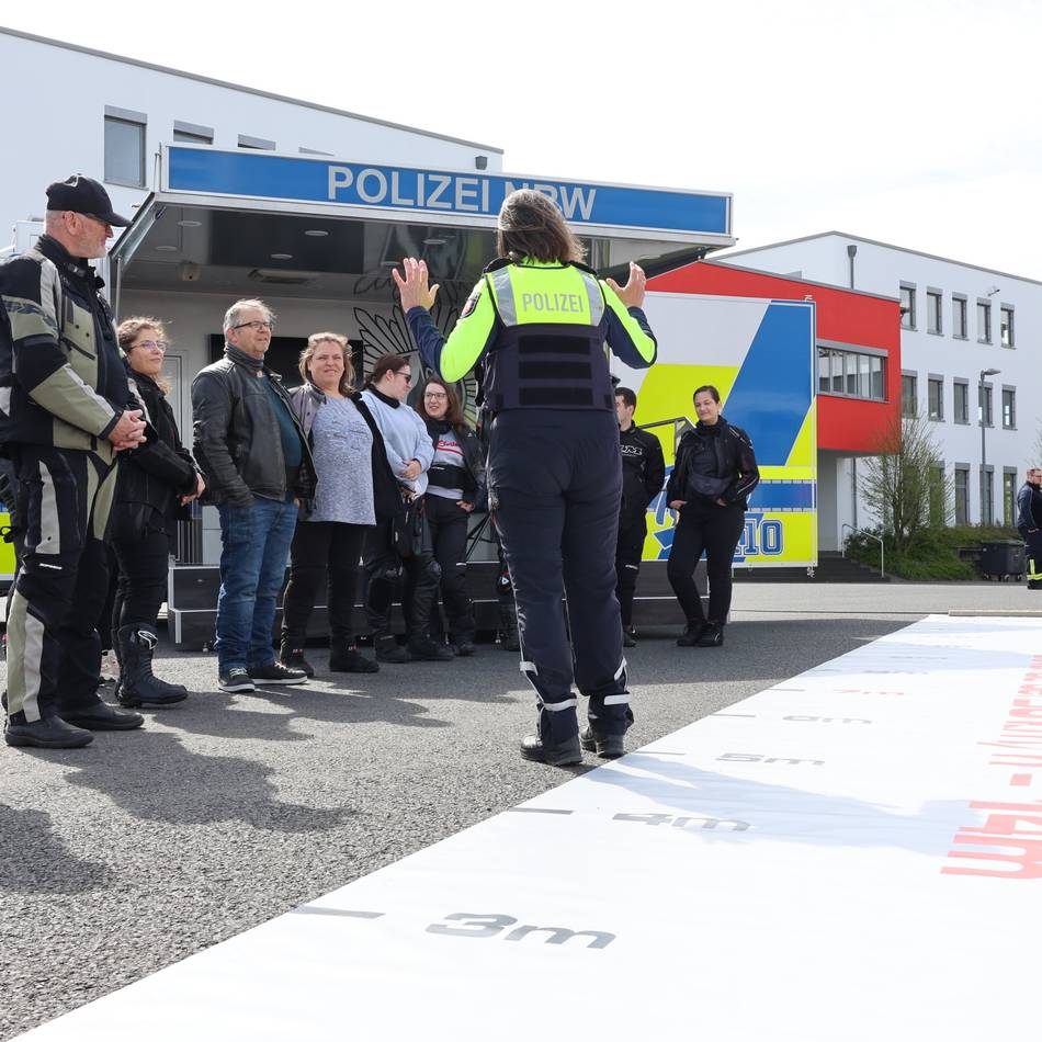 Verkehrssicherheit in Jüchen: Aktionstag konfrontiert Biker mit den Folgen schwerer Unfälle