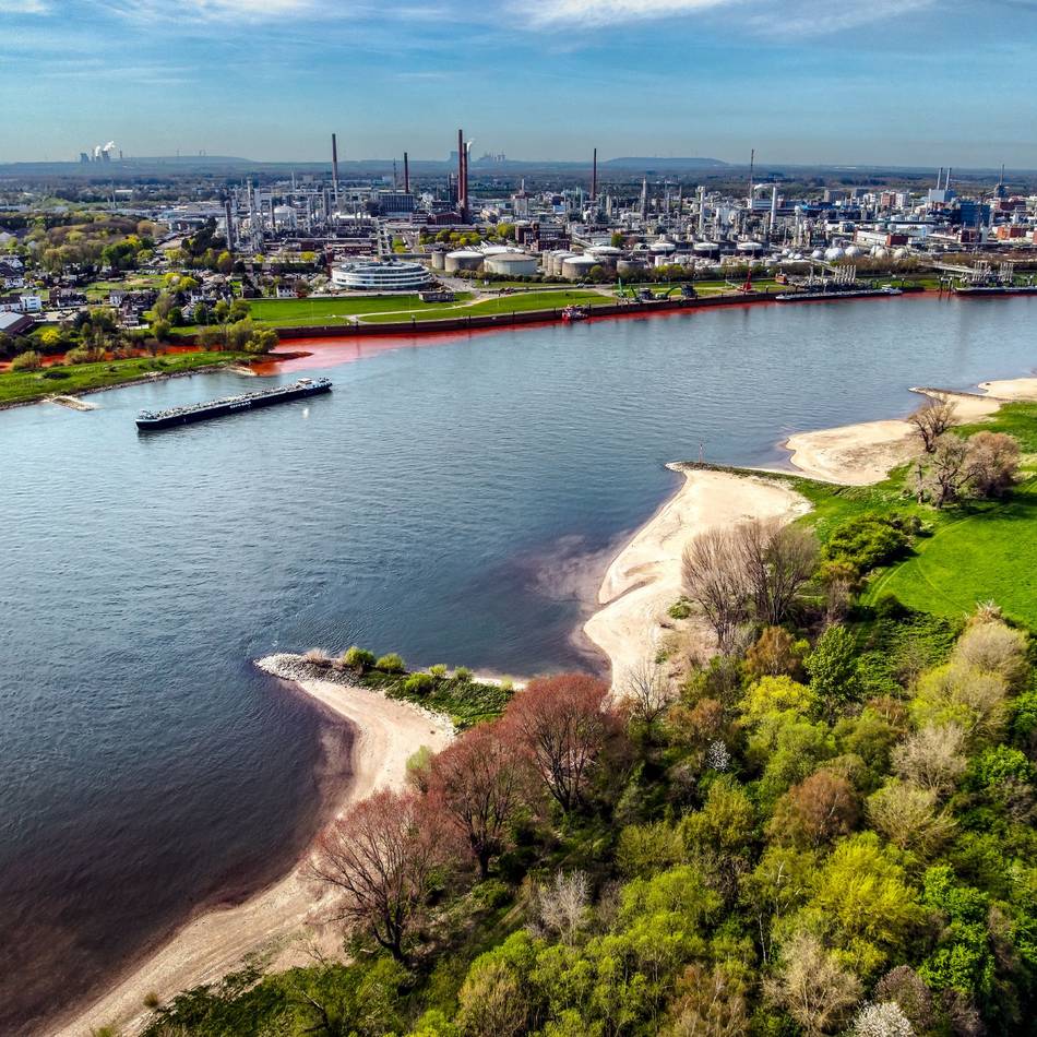 Verbindung zu Torso aus Düsseldorf?: Menschliches Bein am Monheimer Rheinufer entdeckt