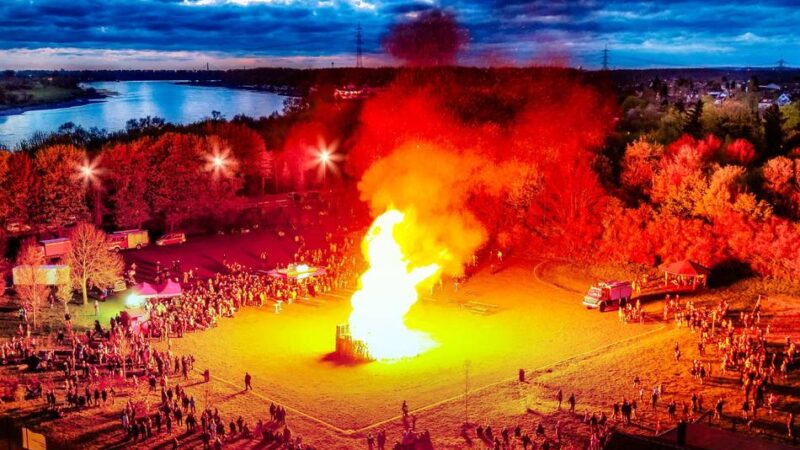 Freiwillige Feuerwehr Monheim: Osterfeuer auf der Bürgerwiese zog mehr Menschen an als sonst
