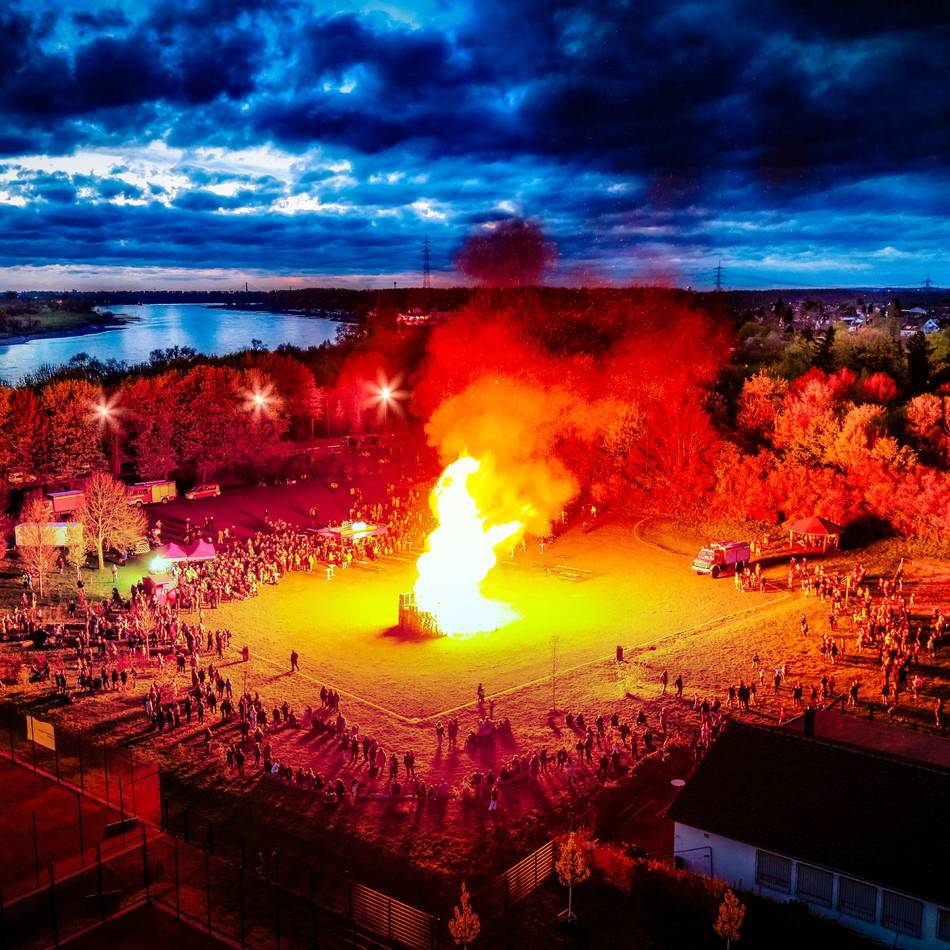 Freiwillige Feuerwehr Monheim: Osterfeuer auf der Bürgerwiese zog mehr Menschen an als sonst