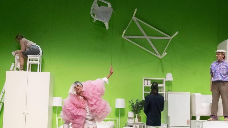 „Dingens“ am Theater Mönchengladbach: Eine Hochzeit, viel Kleinkrieg und ein Todeswunsch