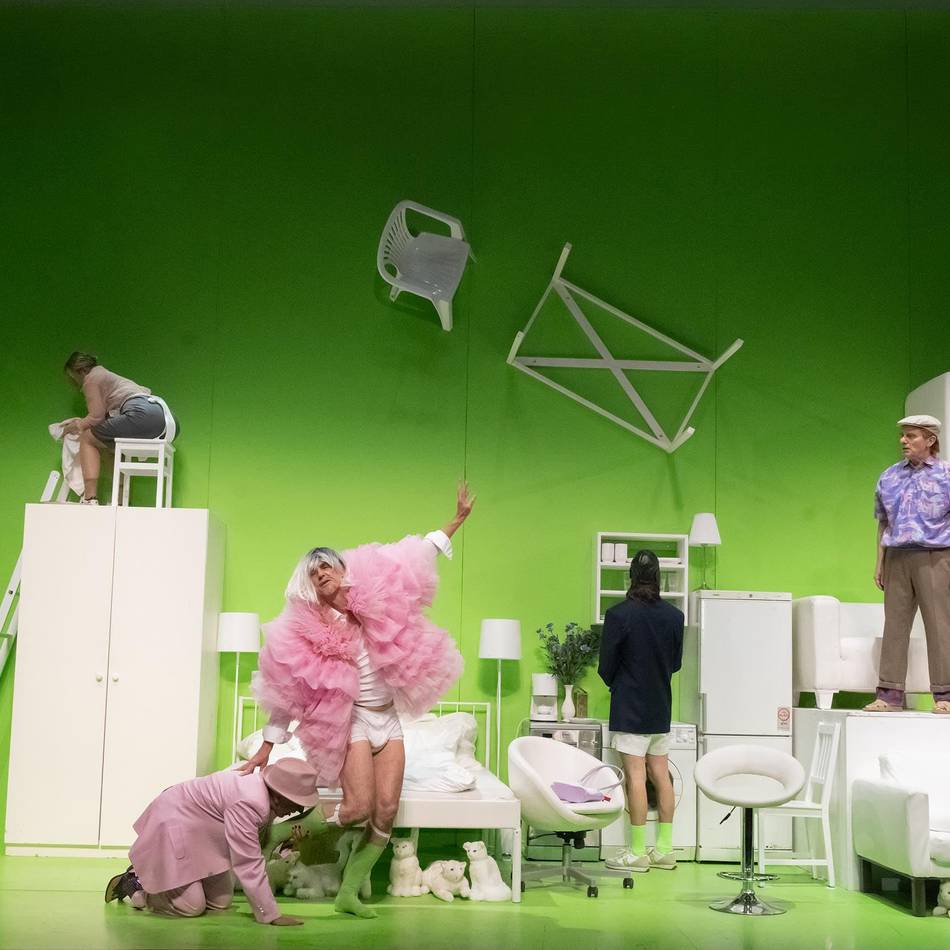 „Dingens“ am Theater Mönchengladbach: Eine Hochzeit, viel Kleinkrieg und ein Todeswunsch