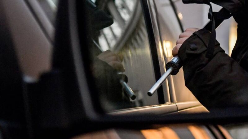 Polizei sucht Zeugen: Scheibe von Auto in Goch eingeschlagen