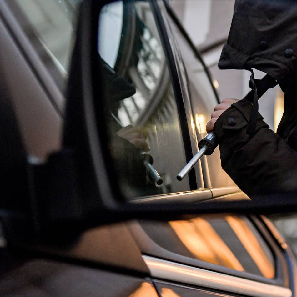 Polizei sucht Zeugen: Scheibe von Auto in Goch eingeschlagen