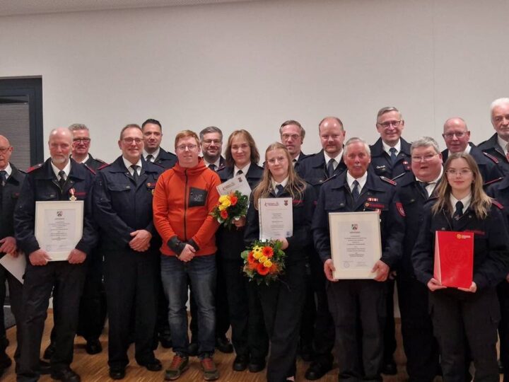 Ehrungen / Beförderungen der Hückeswagener Wehr: Anerkennung und Würdigung für Verdienste in der Feuerwehr