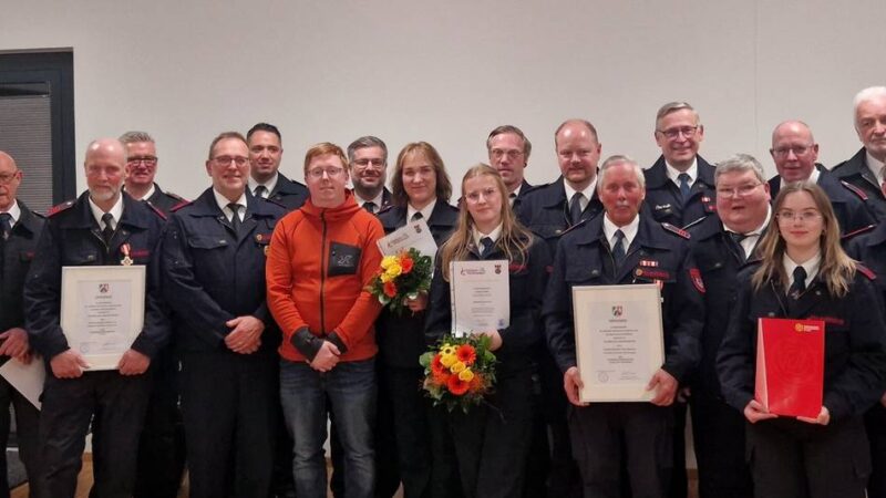 Ehrungen / Beförderungen der Hückeswagener Wehr: Anerkennung und Würdigung für Verdienste in der Feuerwehr