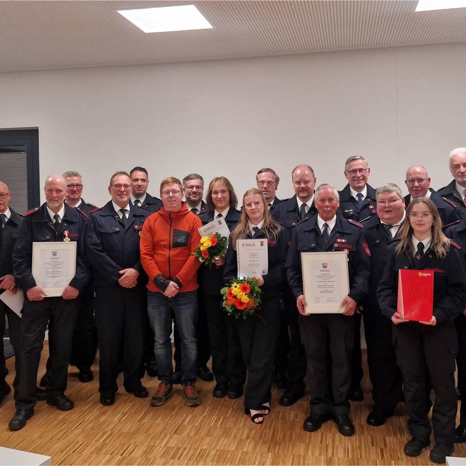 Ehrungen / Beförderungen der Hückeswagener Wehr: Anerkennung und Würdigung für Verdienste in der Feuerwehr