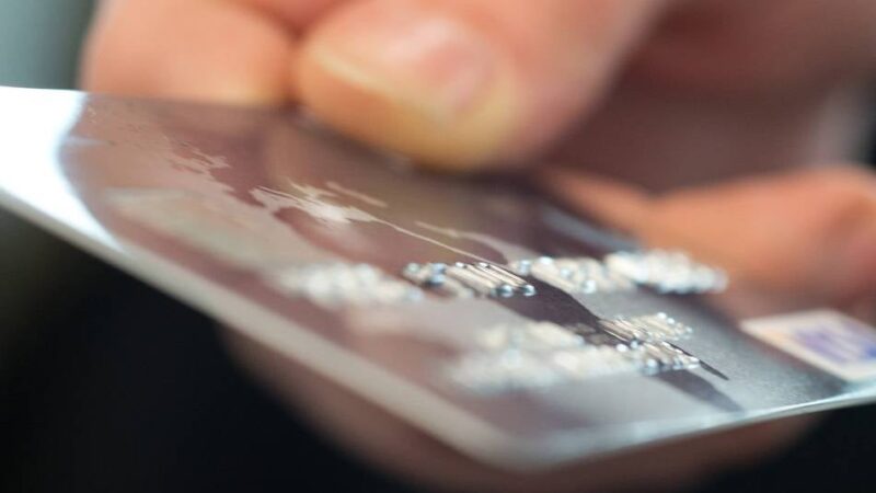 Straftat in Dormagen: Zwei Senioren EC-Karten abgeschwatzt