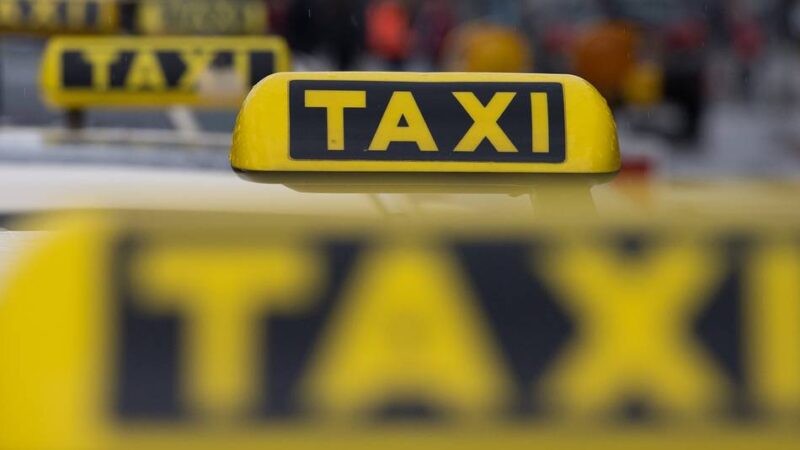 Im Klever Kreistag: Spritpreise bleiben hoch – Diskussion über Zuschlag für Taxiunternehmen
