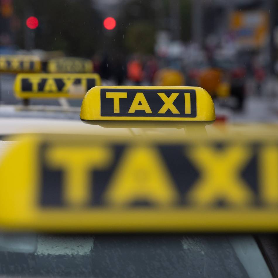 Im Klever Kreistag: Spritpreise bleiben hoch – Diskussion über Zuschlag für Taxiunternehmen