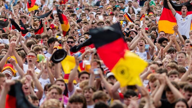 Elf Freunde müsst ihr sein: Wie die Liebe zum Fußball unsere Gesellschaft zusammenhält