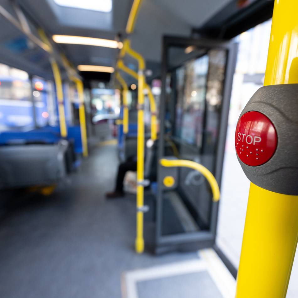 Mönchengladbacher Innenstadt: 28-Jährige von zwei unbekannten Frauen verprügelt