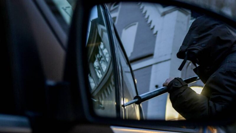 Pongser Straße in Mönchengladbach: Unbekannte stehlen grauen VW Multivan vor Wohnhaus