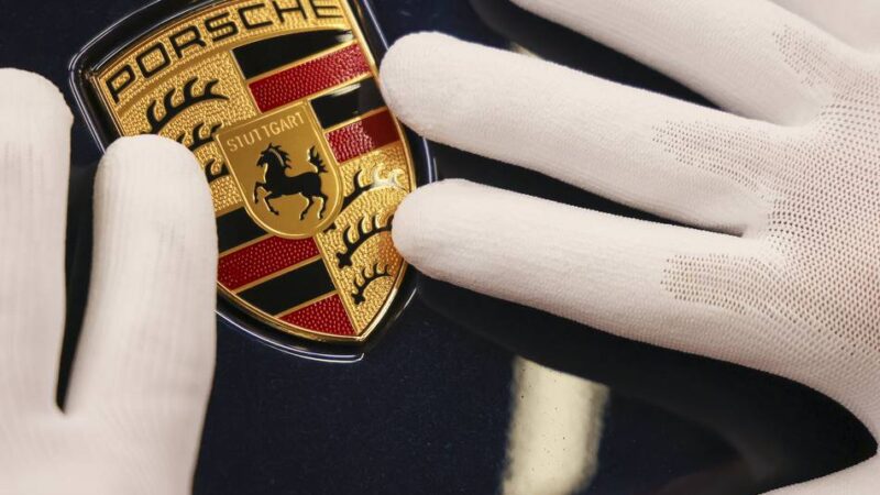Affäre bei städtischem Wohnungsunternehmen: Porsche-Dienstwagen bringt Neusser Bauverein-Chef in Bedrängnis
