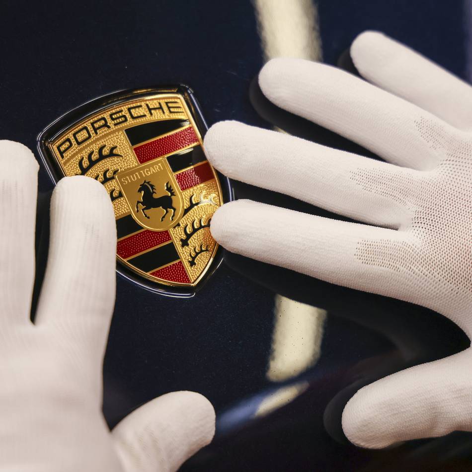 Affäre bei städtischem Wohnungsunternehmen: Porsche-Dienstwagen bringt Neusser Bauverein-Chef in Bedrängnis