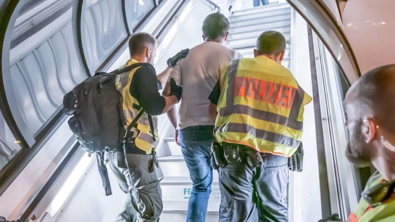 Der berüchtigte 26-Jährige lebte in Hückeswagen: Kreis schiebt afghanischen Mehrfachstraftäter ab