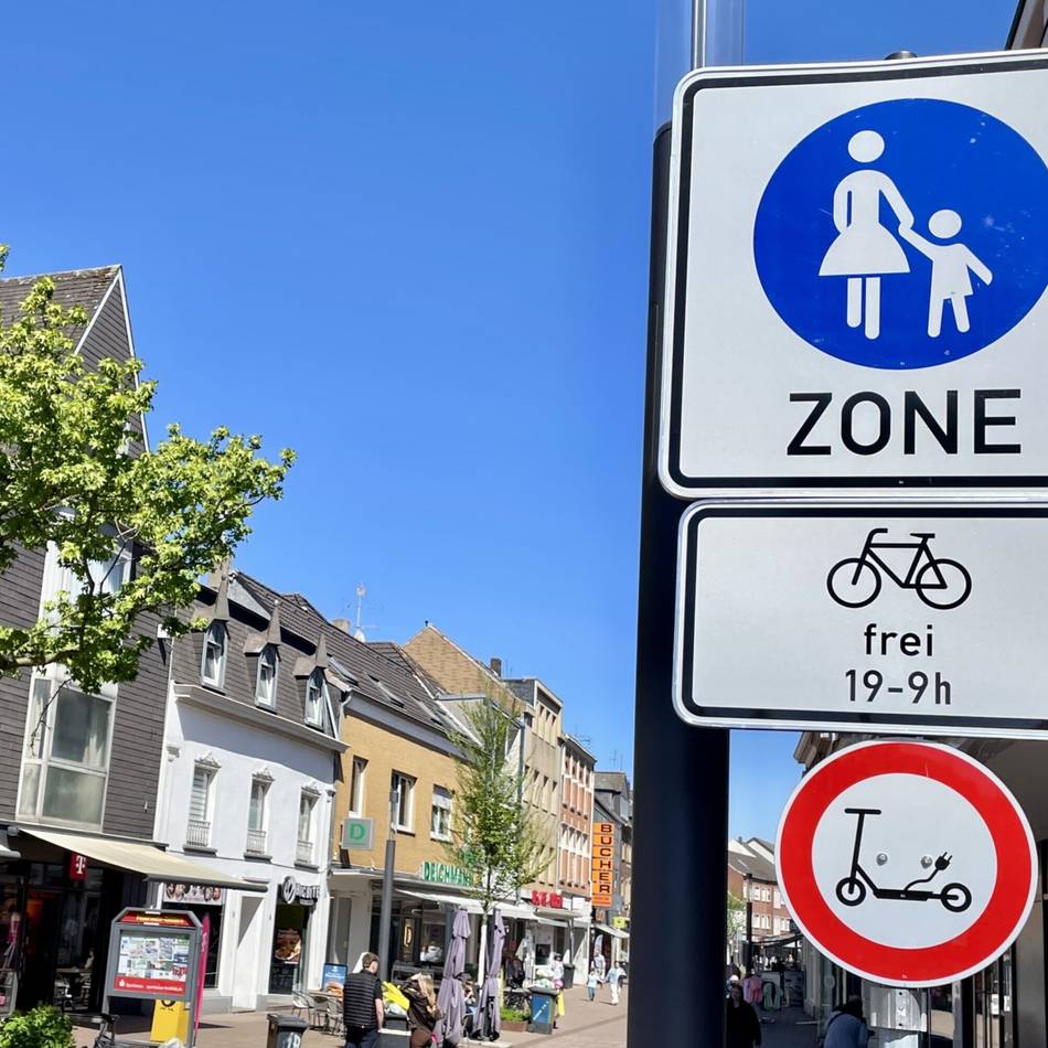 Kontrollen in der Innenstadt: Kinder auf E-Scootern landen in Geldern in der Polizeikontrolle