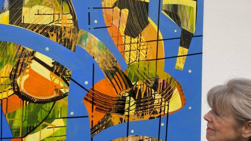 Neusser Künstlerin in Düsseldorf: Innenwelten leuchten im Gerichtsgebäude