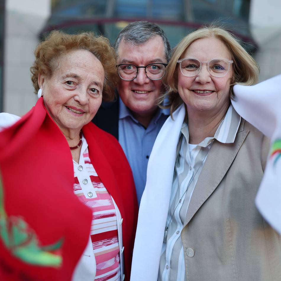 Karneval 2026 in Hilden: Prinzenpaar übergibt Spendenscheck