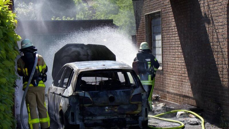 Brand in Süchteln: Mülltonne und Auto in Flammen