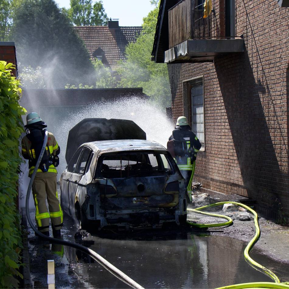 Brand in Süchteln: Mülltonne und Auto in Flammen
