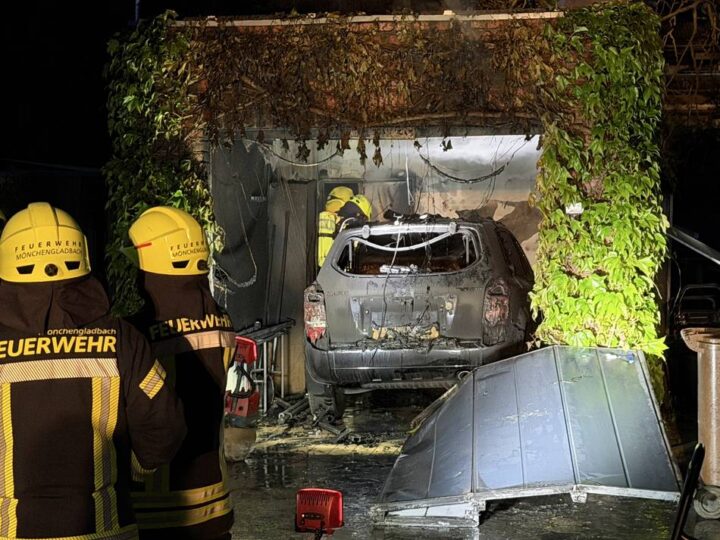 In Mönchengladbach-Venn: Auto brennt in Garage – Feuerwehr im Einsatz
