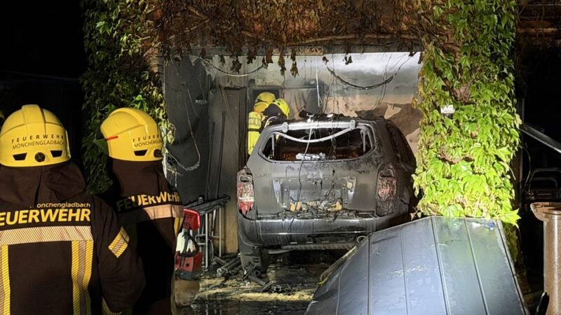 In Mönchengladbach-Venn: Auto brennt in Garage – Feuerwehr im Einsatz