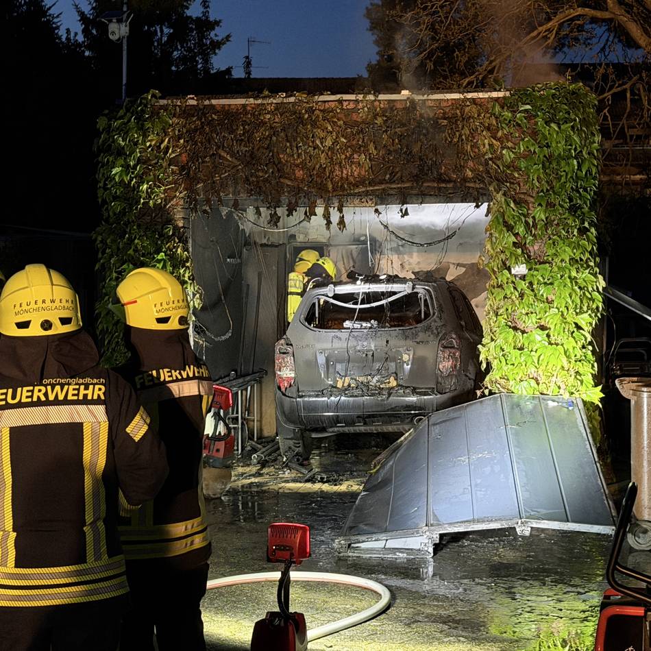 In Mönchengladbach-Venn: Auto brennt in Garage – Feuerwehr im Einsatz