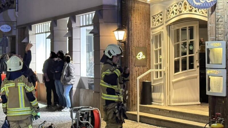 In der Kempener Altstadt: Feuerwehr löscht Brand in Restaurant-Küche