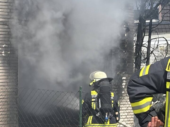 Anwohner verletzt: Feuerwehr löscht Garagenbrand in Viersen-Dülken