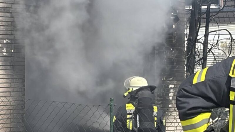 Anwohner verletzt: Feuerwehr löscht Garagenbrand in Viersen-Dülken