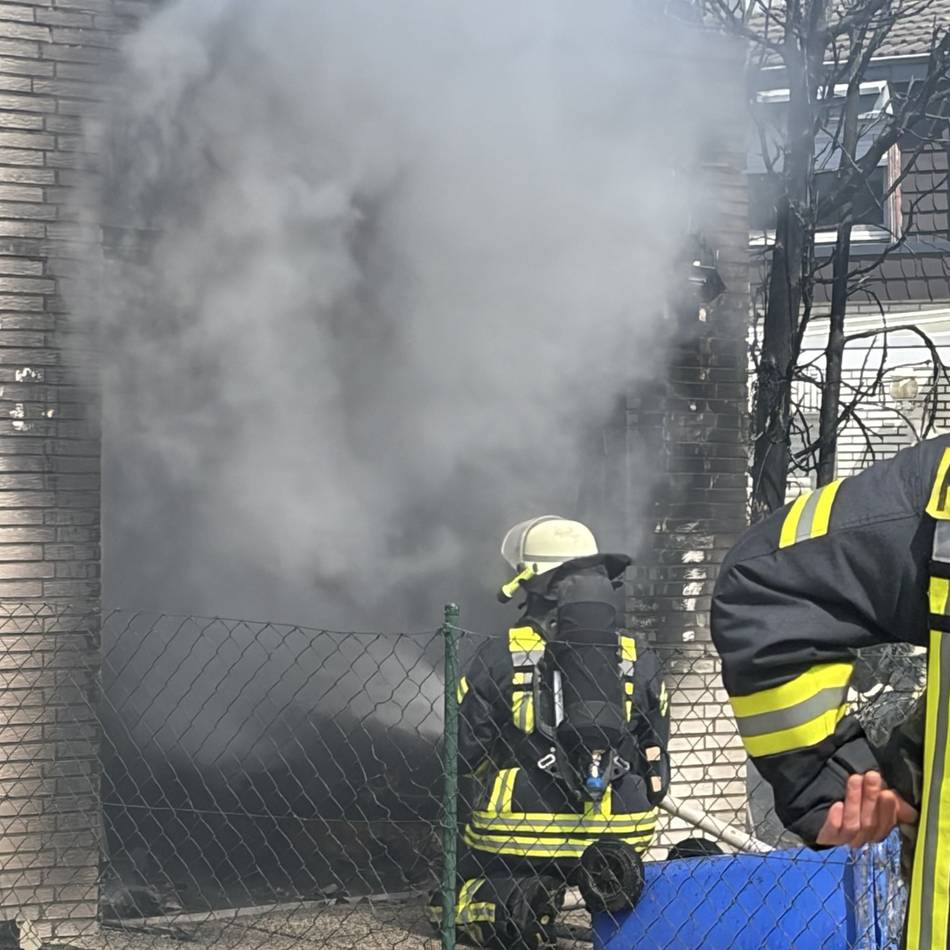 Anwohner verletzt: Feuerwehr löscht Garagenbrand in Viersen-Dülken