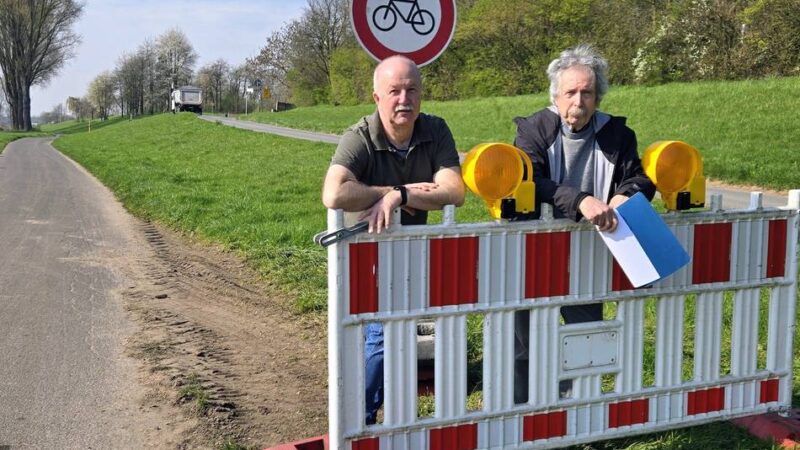 Bau der RWTL in Dormagen: Neue Schilder sollen Deich vor weiteren Schäden schützen