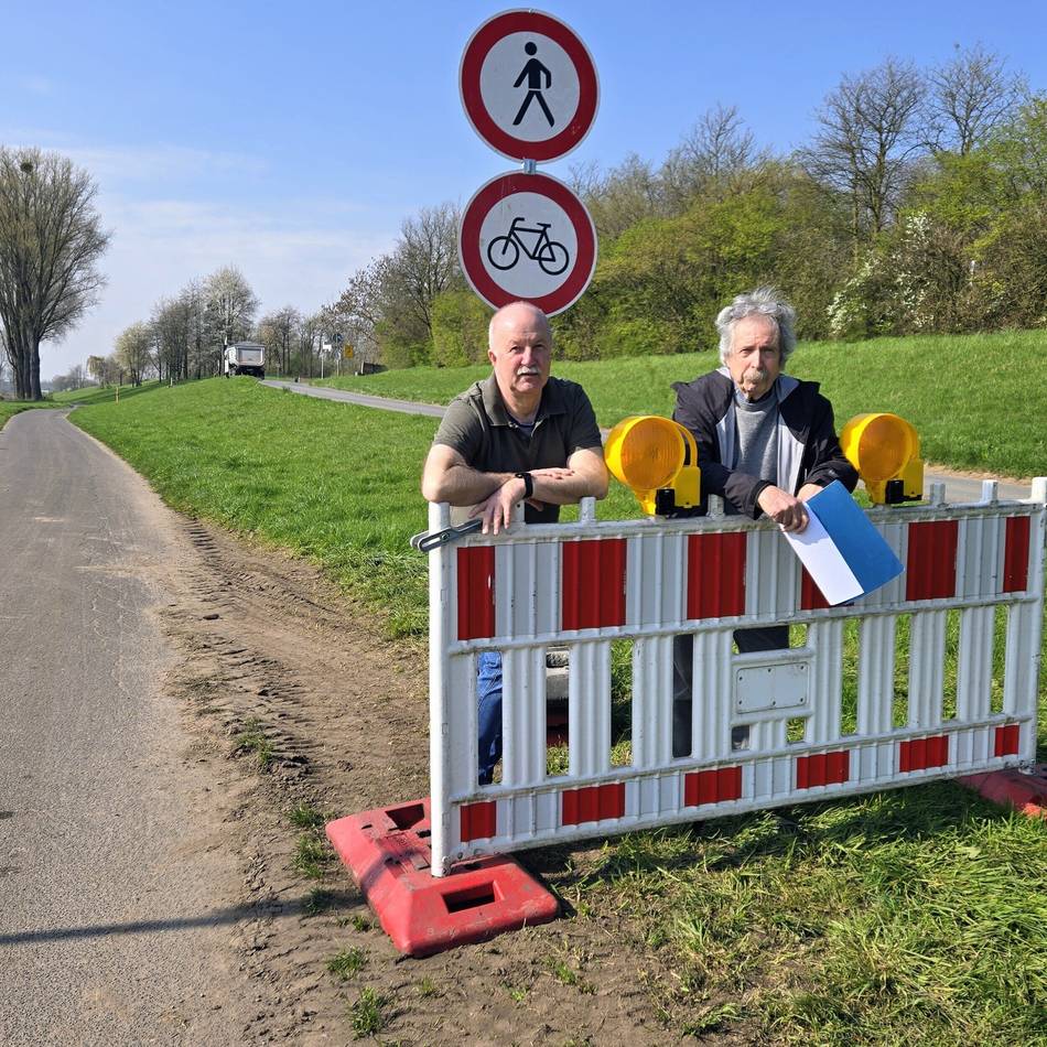 Bau der RWTL in Dormagen: Neue Schilder sollen Deich vor weiteren Schäden schützen