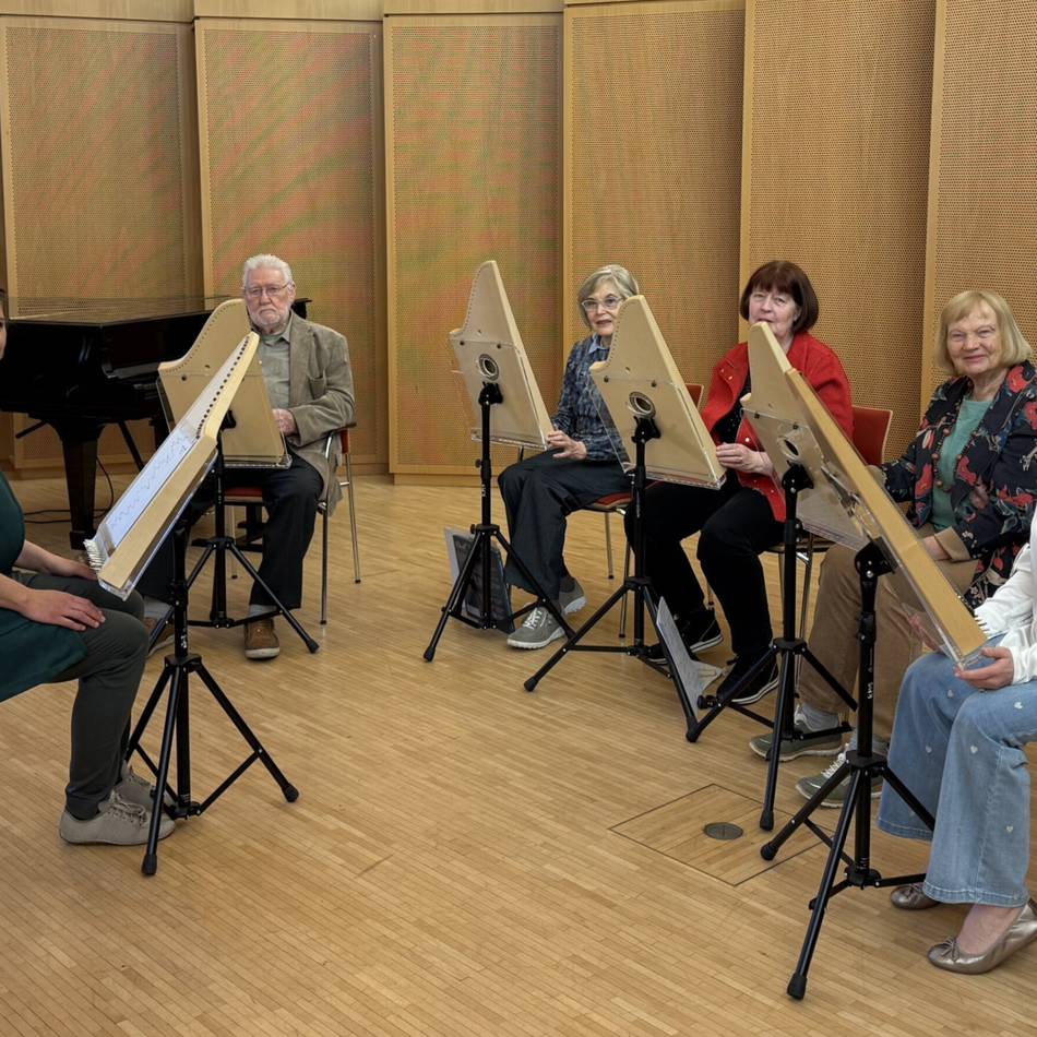 Erwachsene lernen Veeh-Harfe:: Harfenklänge ganz ohne Notenkenntnisse