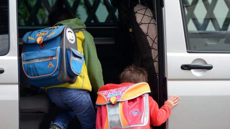 Sichere Schulwege in Mettmann: Ordnungsamt kontrolliert ruhenden Verkehr vor GGS Neandertal