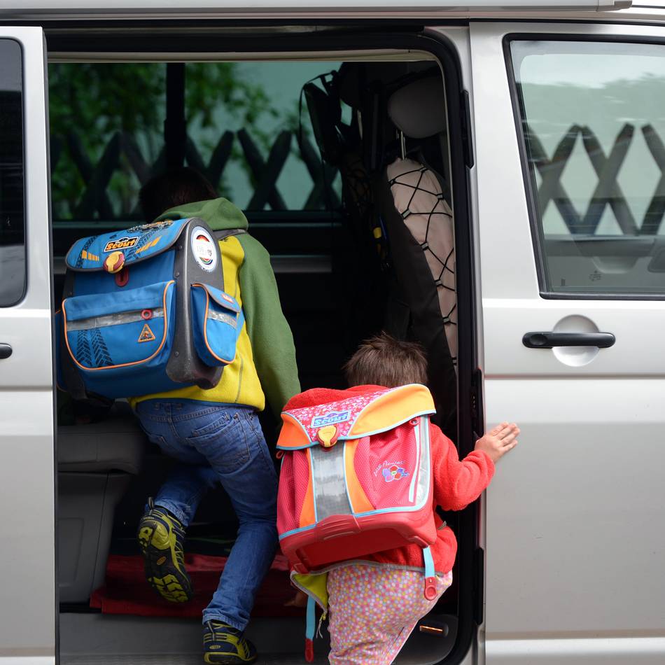 Sichere Schulwege in Mettmann: Ordnungsamt kontrolliert ruhenden Verkehr vor GGS Neandertal