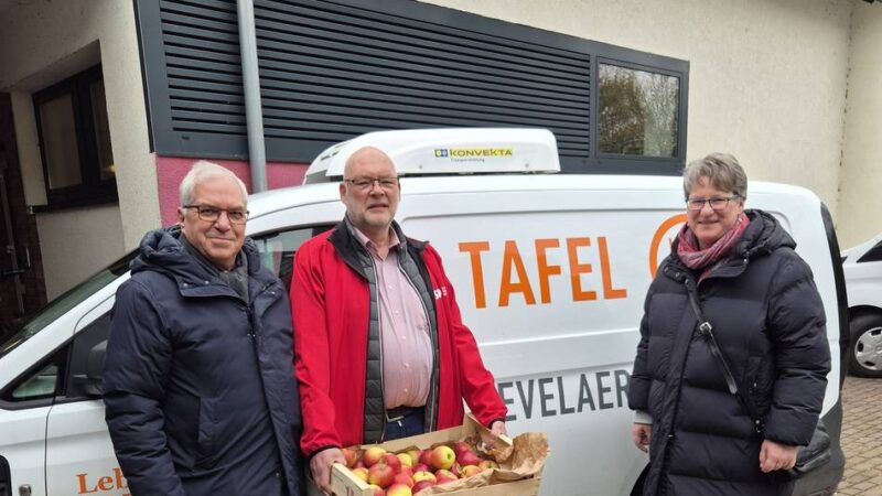 Spendenaktion in Kevelaer: SPD spendet Eier, Äpfel und Kartoffeln für die Tafel