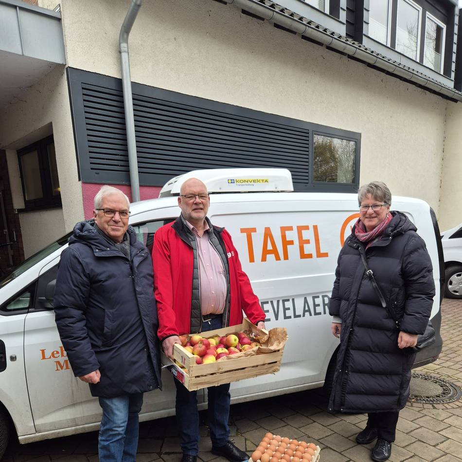 Spendenaktion in Kevelaer: SPD spendet Eier, Äpfel und Kartoffeln für die Tafel