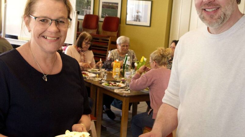 Spende des Rheinberger Restaurants Zum Kölner Dom: Ein Ostermenü für die Senioren der Tafel